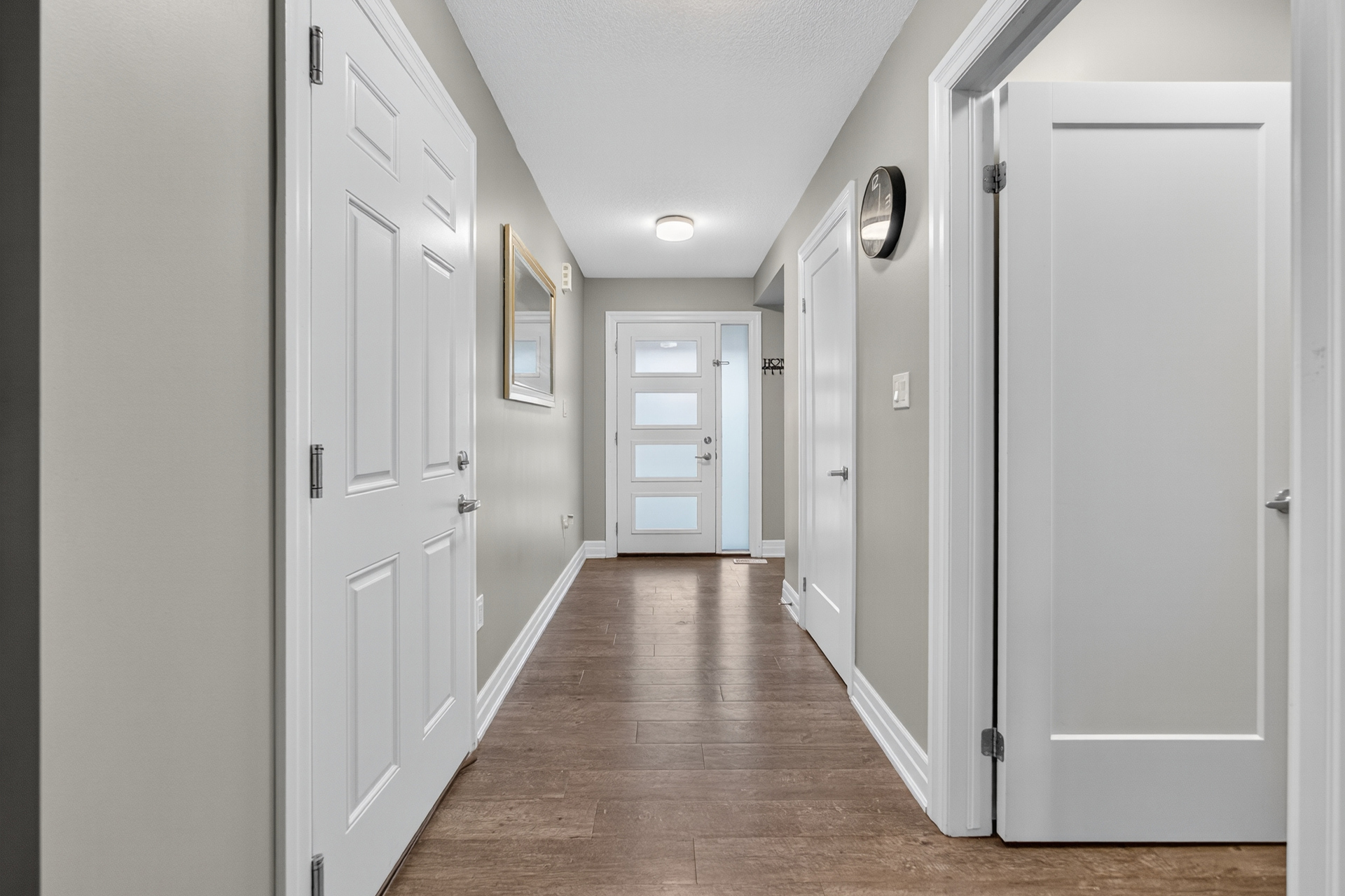 Kitchen breakfast bar with stools